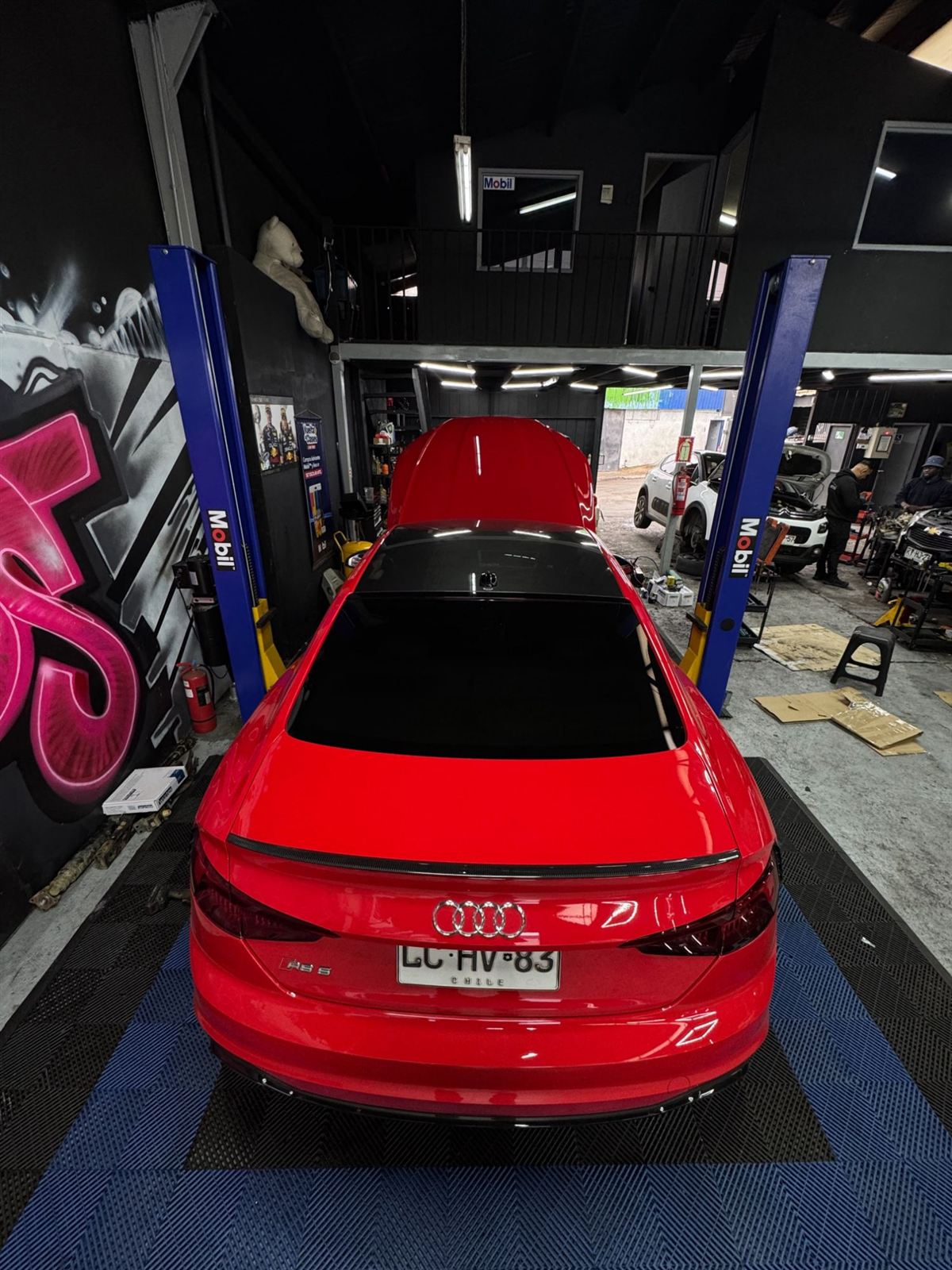 Audi RS5 en el taller ProAutos, vista trasera entre los elevadores