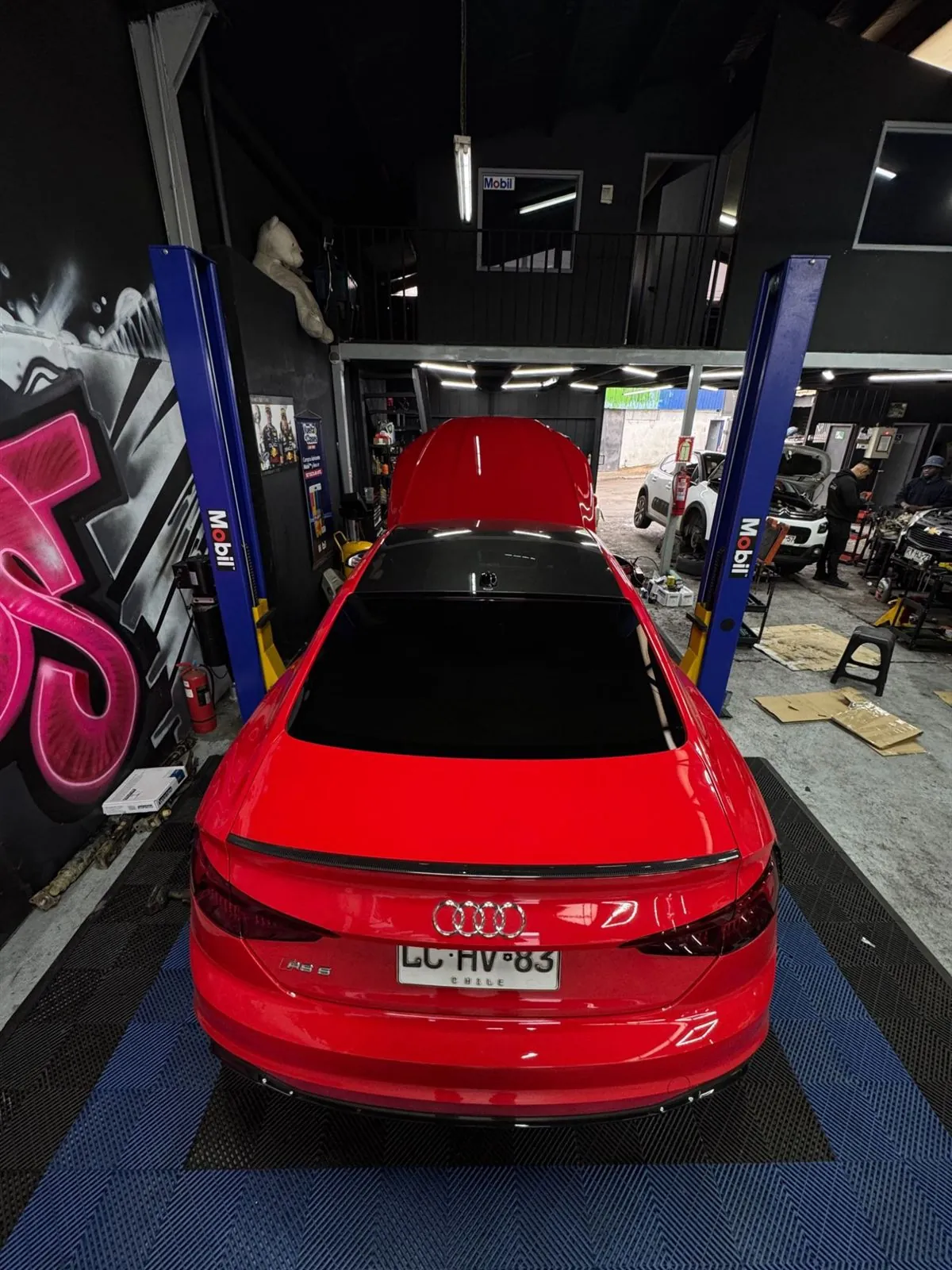 Audi RS5 en el taller ProAutos, vista trasera entre los elevadores