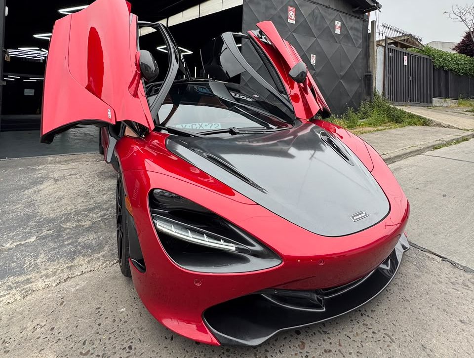 McLaren 720S en la entrada del taller ProAutos en Santa Inés, Viña del Mar
